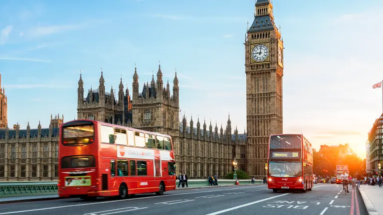 The picture shows London's Big Ben with the parliament and red double decker busses
