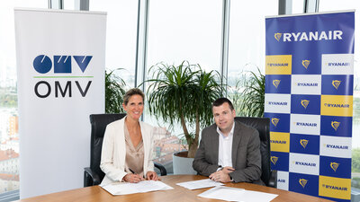 MoU Signing in Vienna – Nina Marczell, OMV and Thomas Fowler, Ryanair